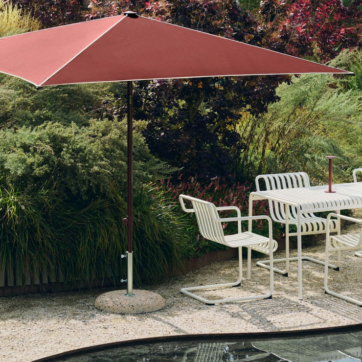 Parasoll Terrazza Parasol Square i burgunderrød farge fra Hay. Så fin til uteplassen!