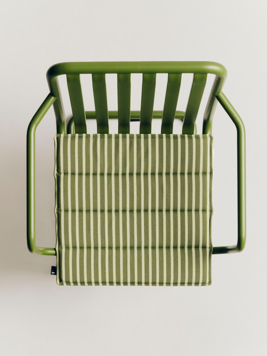 Grønnstripet sittepute 40 x 40 / Olive bold stripe fra Hay