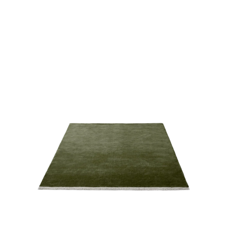 Teppet The Moor Rug fra andTradition i fargen Green Pine, med frynser