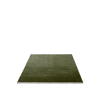 Teppet The Moor Rug fra andTradition i fargen Green Pine, med frynser