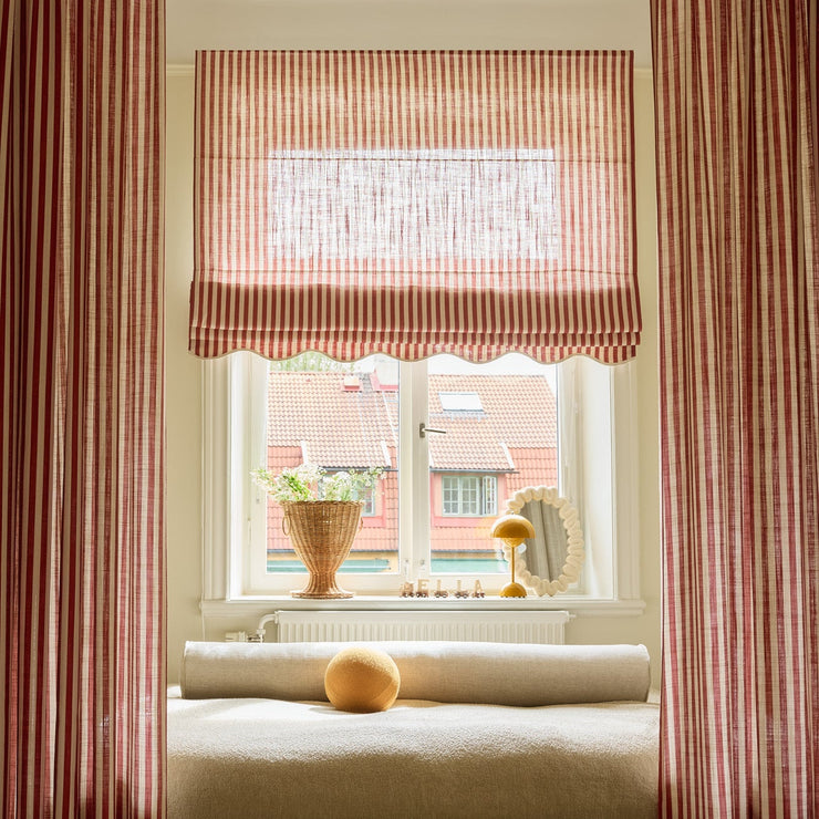 Dette er liftgardiner i god kvalitet som kommer i fire fine stripete varianter – velg mellom sennepsgul/ Mustard, olivengrønn/ Olive Green, blå/ Dove Blue og rød/ Burgundy. Alle variantene demper lyset og gir interiøret et lunere preg. Liftgardinene ligger pent i folder og har en litt gjennomskinnelig vevet struktur – og er enkle og trekke opp og ned.