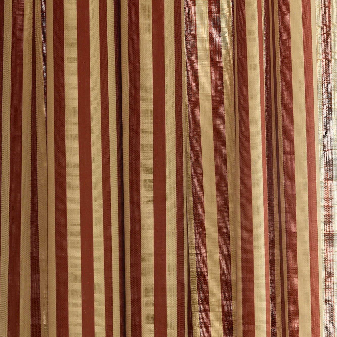 Mørkleggende vevd lingardin Stripe i fargen rød/ Burgundy fra Gotain.