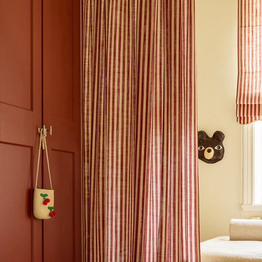 Mørkleggende vevd lingardin Stripe i fargen rød/ Burgundy fra Gotain.