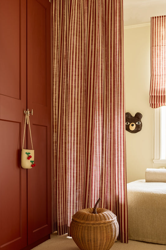Vevd lingardin Stripe i fargen rød/  Burgundy fra Gotain.