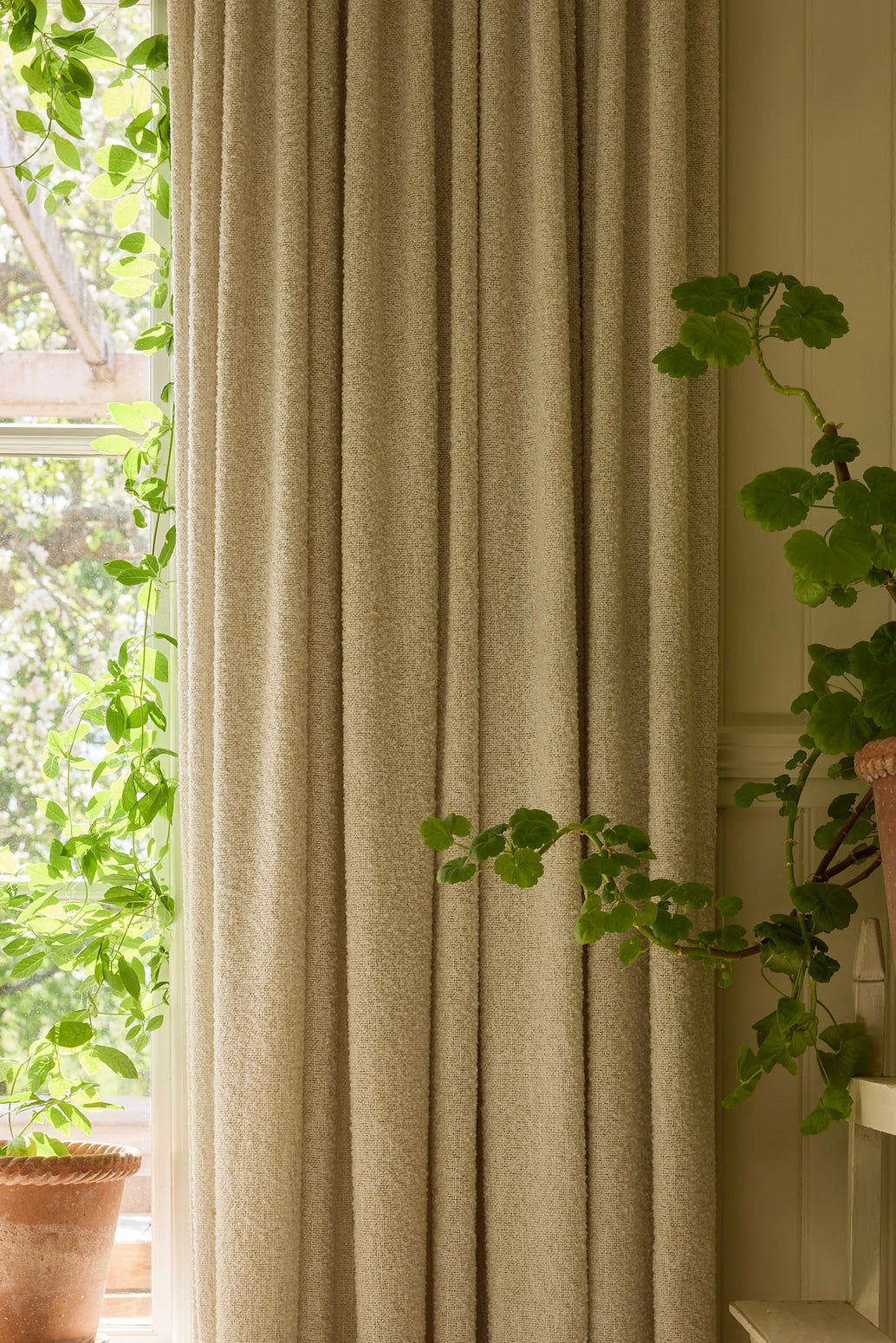Gardin Bouclé fra Gotain i fargen Sand