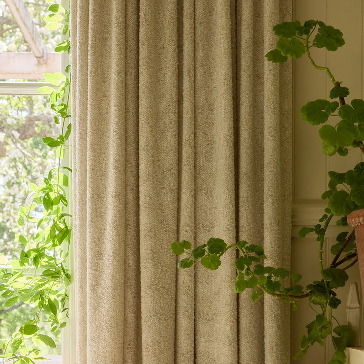 Gardin Bouclé fra Gotain i fargen Sand