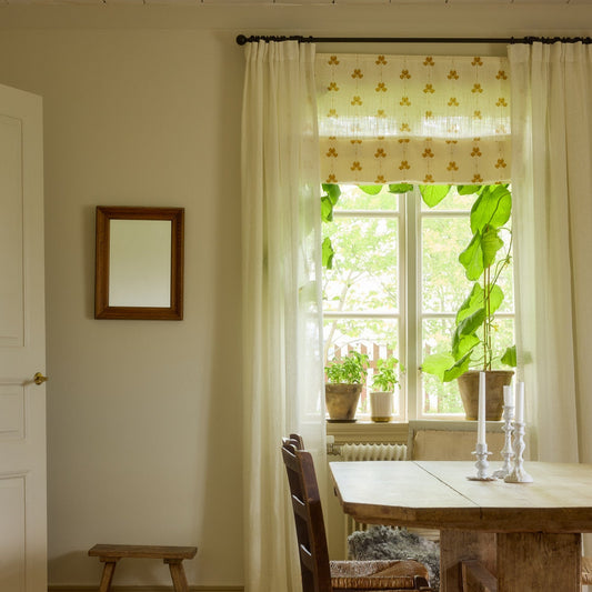 Liftgardin vevd lin Sweet Pea i fargen sennepsgul/ Mustard fra Gotain.