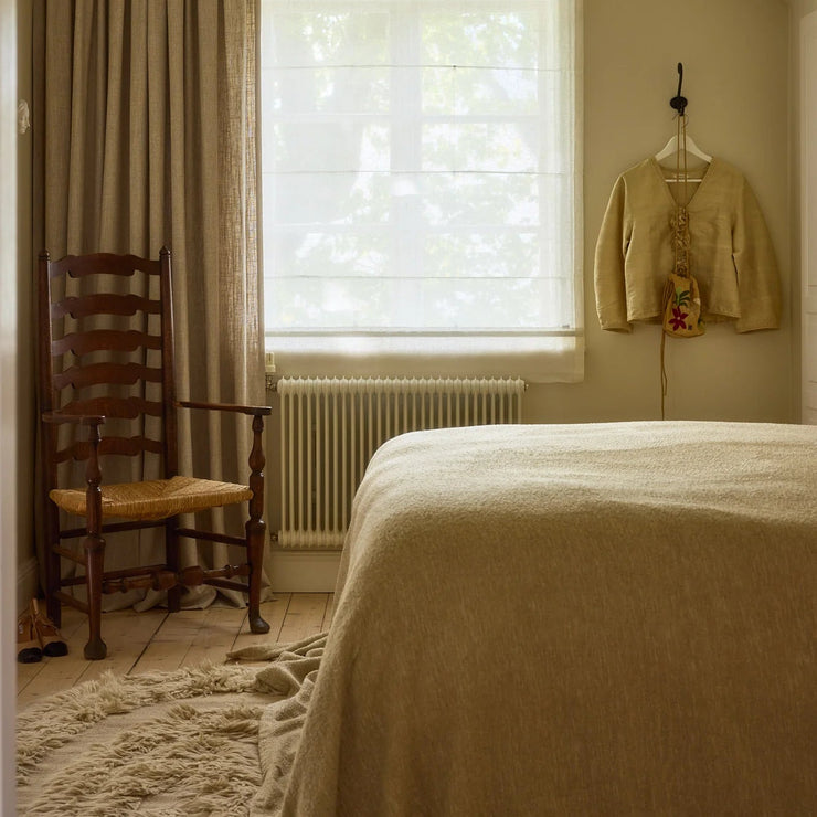 Sengeteppe Bouclé fra Gotain i fargen Sand