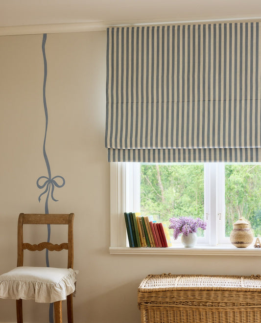 Mørkleggende vevd lingardin Stripe i fargen blå/ Dove Blue fra Gotain.
