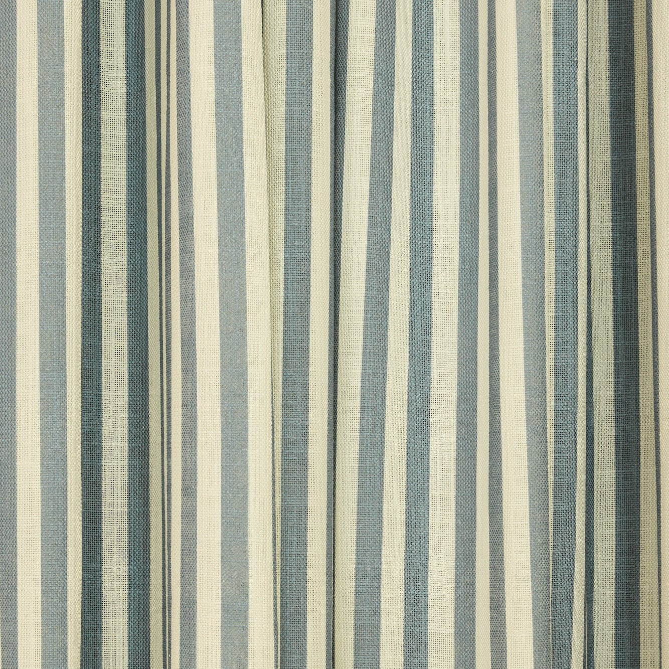 Vevd lingardin Stripe i fargen blå/ Dove Blue fra Gotain.