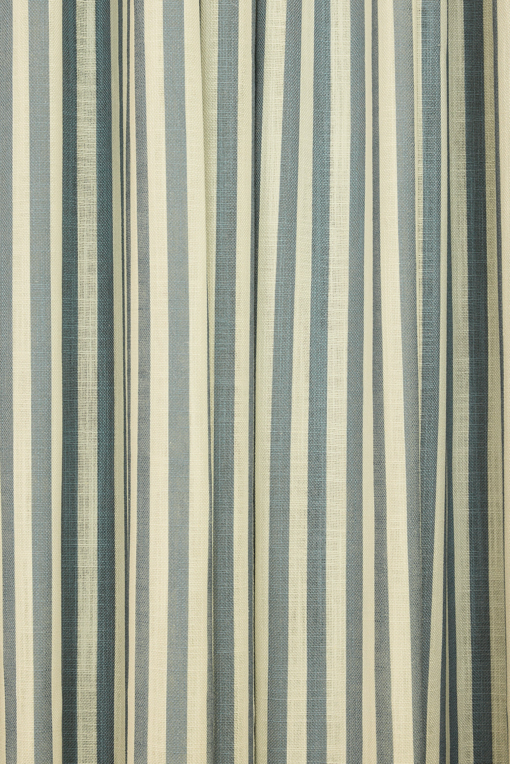 Vevd lingardin Stripe i fargen blå/ Dove Blue fra Gotain.