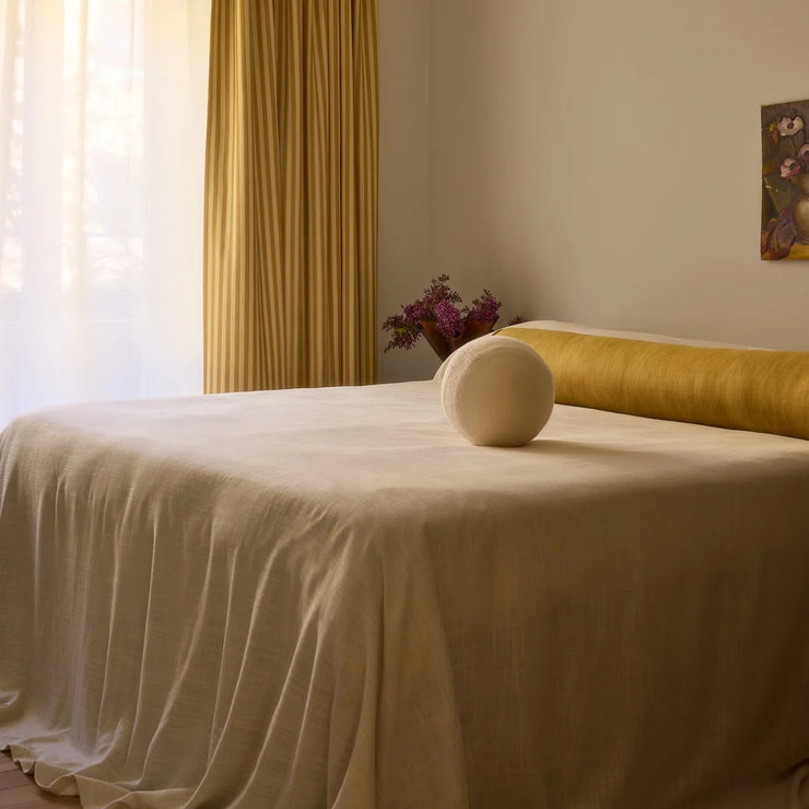 Sengeteppe i vevd lin fra Gotain i fargen sand / Sand