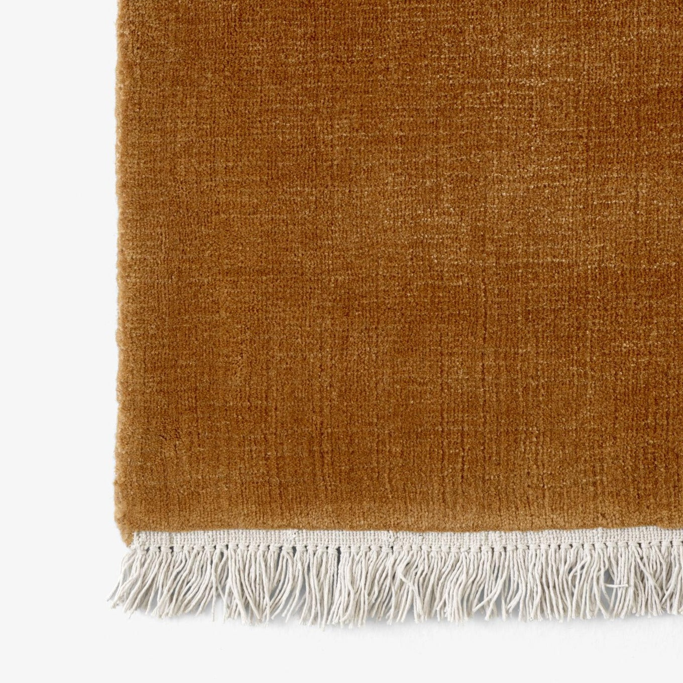 Teppet The Moor Rug fra andTradition i fargen Brown Gold, med frynser