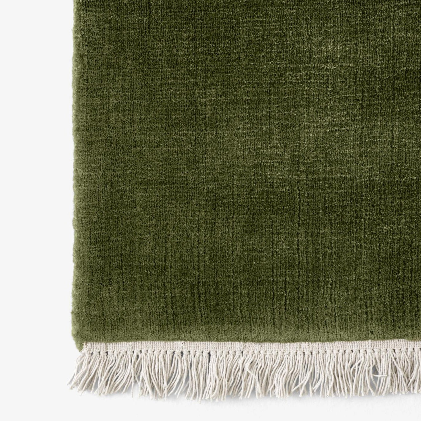 Teppet The Moor Rug fra andTradition i fargen Green Pine, med frynser