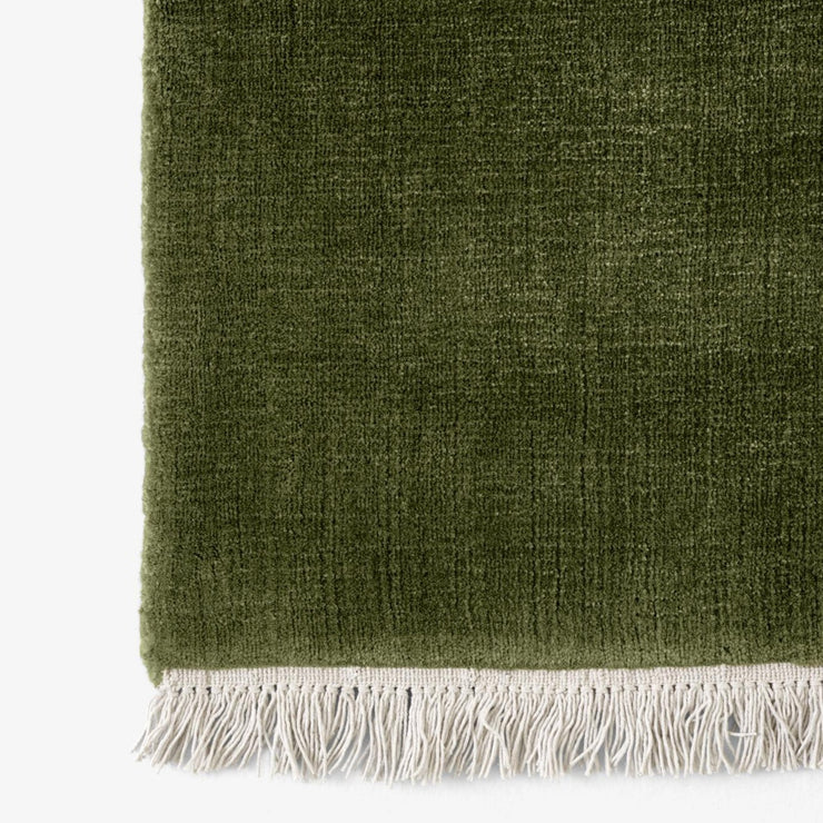Teppet The Moor Rug fra andTradition i fargen Green Pine, med frynser
