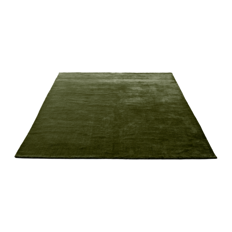 Teppet The Moor Rug fra andTradition kan passe inn i mange typer hjem og innredninger og glir rett  inn i stuen, på soverommet eller under spisestuen. Det finnes i to størrelser og i to varianter, et uten frynser og et med frynser. Teppet finnes også i flere farger. 