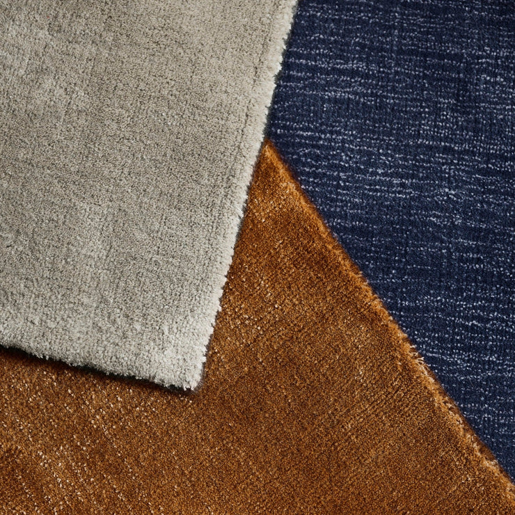 Teppet The Moor Rug fra &tradition kommer i flere farger og i to ulike størrelser. Det finnes også rektangulære varianter.