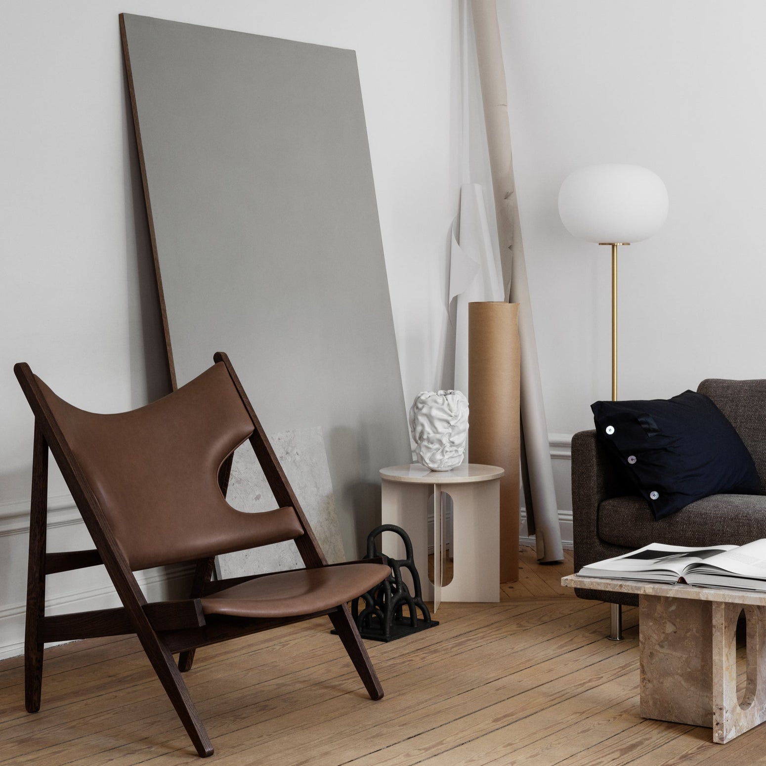 Sidebord Androgyne Side Table Ø40 cm fra Audo Copenhagen med hvitt understell og bordplate i beige/ Crystal Rose Marble.