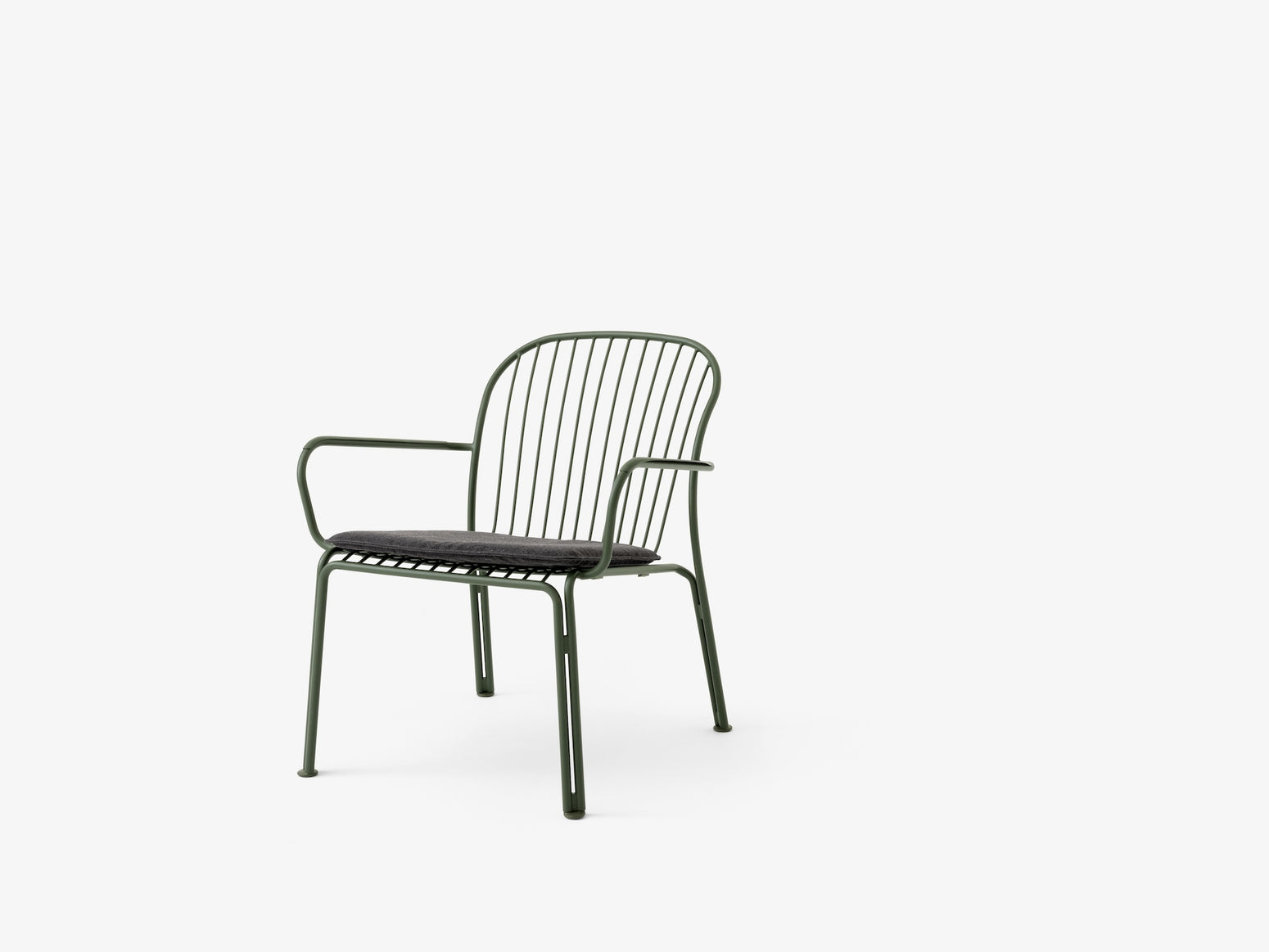 Pute Thorvald i fargen Heritage Char i enkel versjon. Her med lenestolen SC101, i fargen Bronze Green