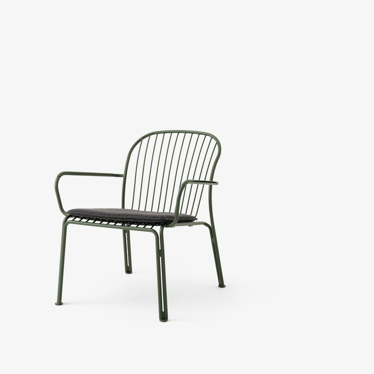 Pute Thorvald i fargen Heritage Char i enkel versjon. Her med lenestolen SC101, i fargen Bronze Green