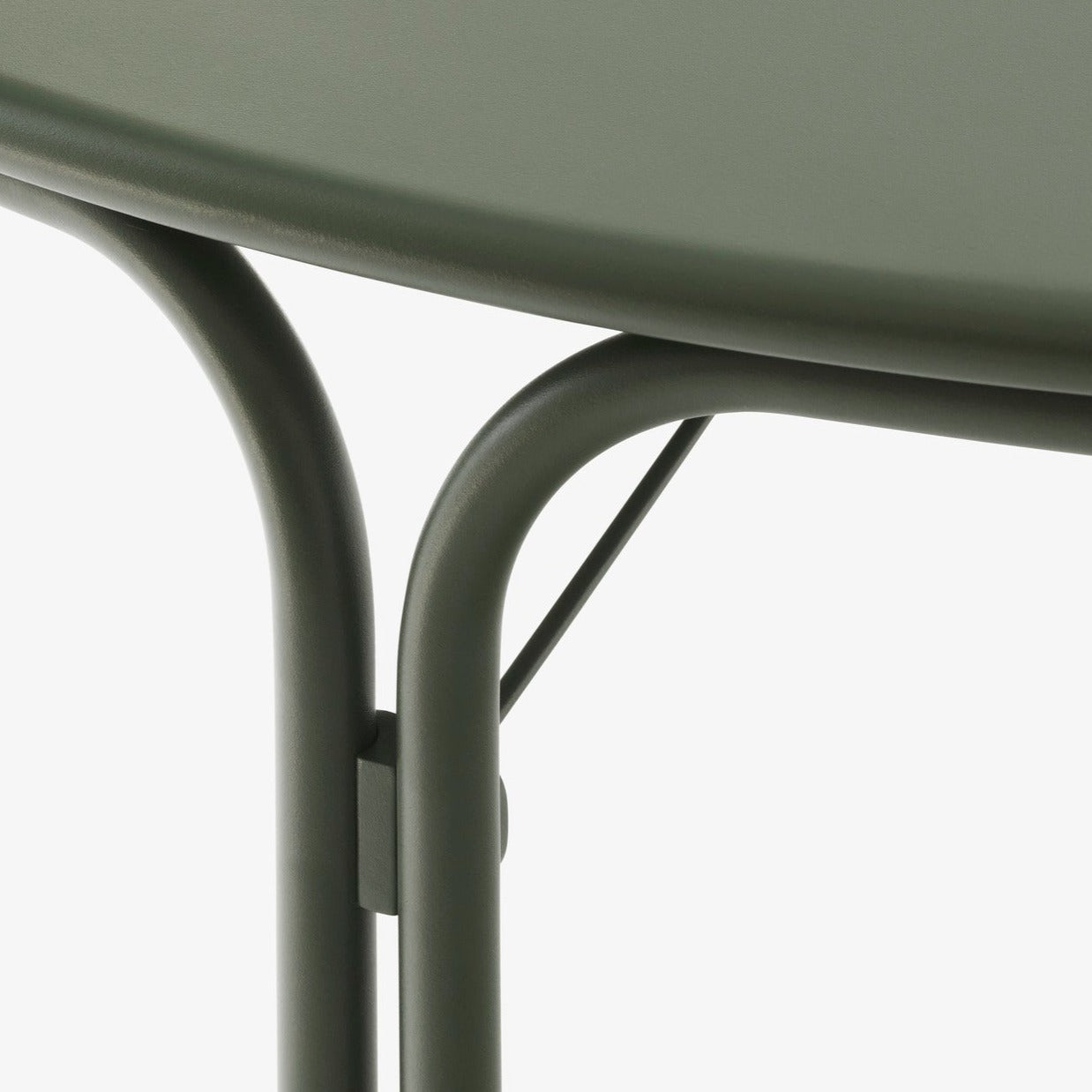 Rundt spisebord Thorvald SC98 fra &tradition i fargen Bronze Green.