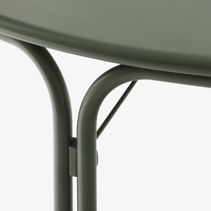 Rundt spisebord Thorvald SC98 fra &tradition i fargen Bronze Green.