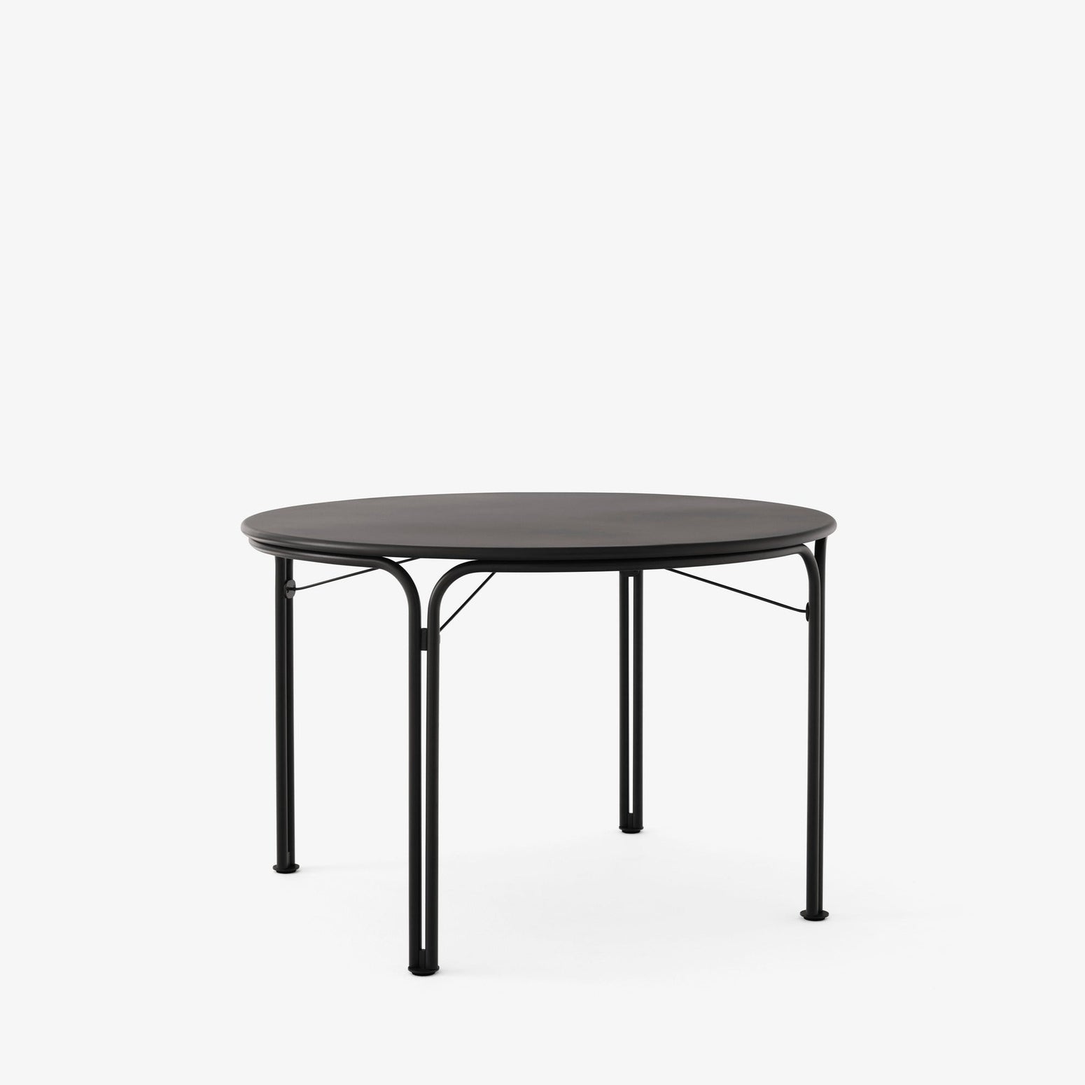 Rundt spisebord Thorvald SC98 fra &tradition i fargen Warm Black.