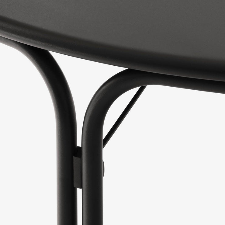 Rundt spisebord Thorvald SC98 fra &tradition i fargen Warm Black.