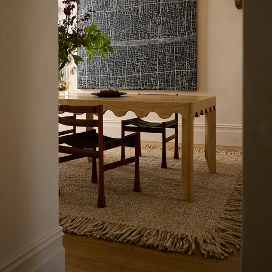 Teppet no.12 fra Cappelen Dimyr er et rustikt teppe laget av luksuriøs, kraftig naturfarget ull i en klassisk kurvflettekonstruksjon. Det kraftige og overdimensjonerte garnet går gjennom hele teppet og ender over i tykke ullfrynser langs sidene, laget av samme garn. Så fint! 