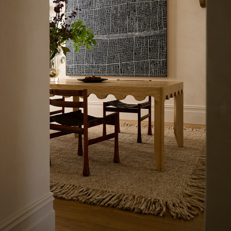 Teppet no.12 fra Cappelen Dimyr er et rustikt teppe laget av luksuriøs, kraftig naturfarget ull i en klassisk kurvflettekonstruksjon. Det kraftige og overdimensjonerte garnet går gjennom hele teppet og ender over i tykke ullfrynser langs sidene, laget av samme garn. Så fint! 