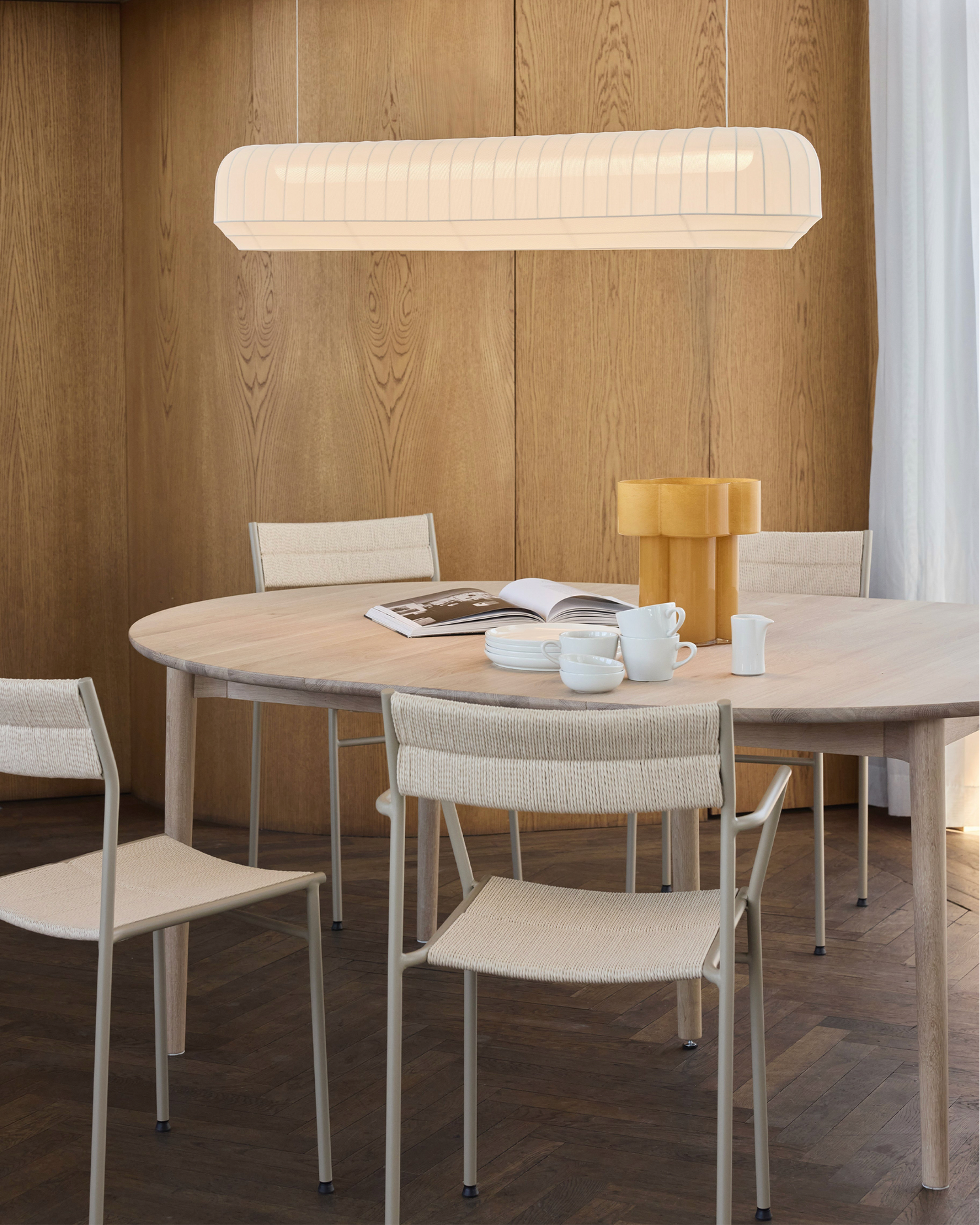 Spisebord Expand Dining Table Circular Ø140 cm i lysolje eik / Light Oiled Oak, med én ileggsplate, fra Northern.