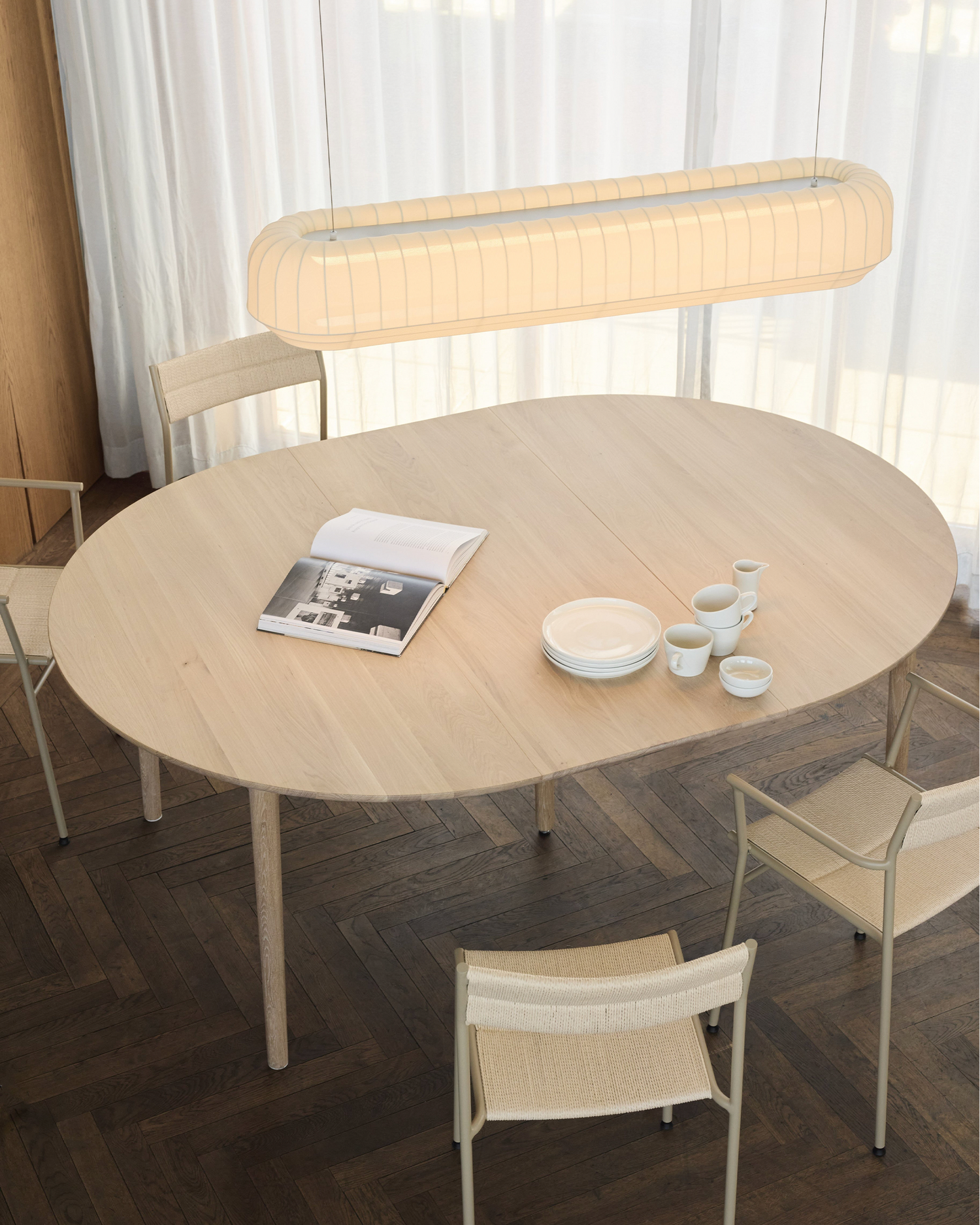 Spisebord Expand Dining Table Circular Ø140 cm i lysolje eik / Light Oiled Oak, med én ileggsplate, fra Northern.