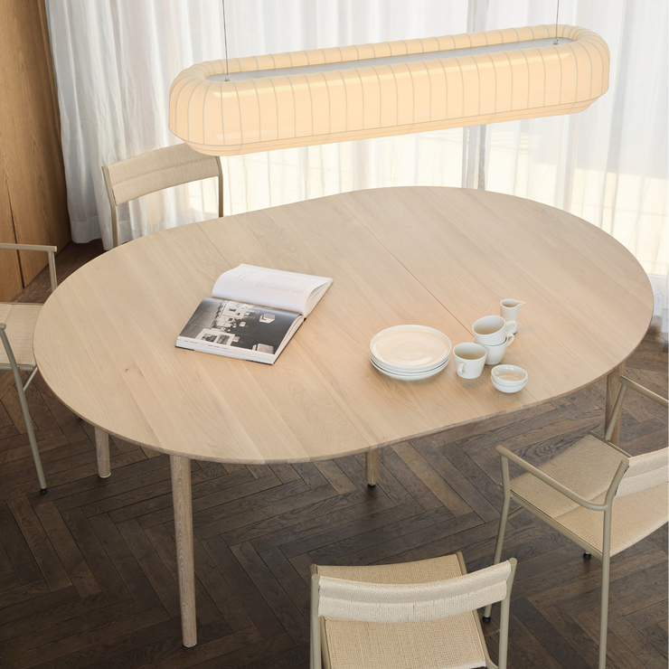 Spisebord Expand Dining Table Circular Ø140 cm i lysolje eik / Light Oiled Oak, med én ileggsplate, fra Northern.