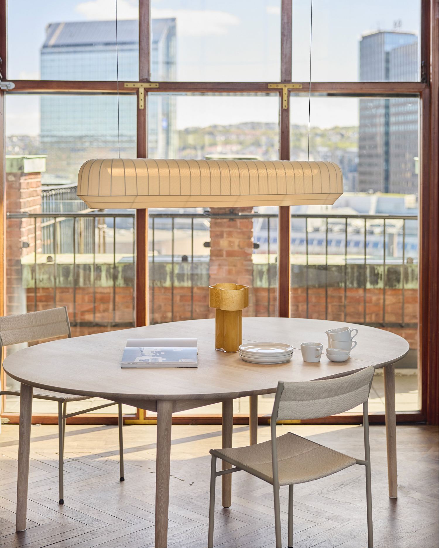 Spisebord Expand Dining Table Circular Ø140 cm i lysolje eik / Light Oiled Oak, med én ileggsplate, fra Northern.