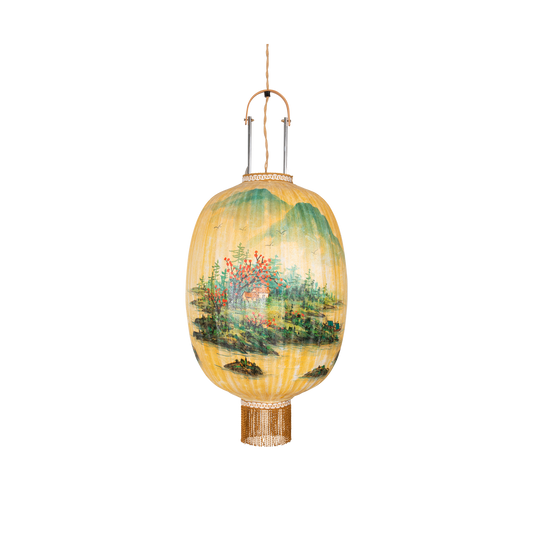 Denne taklampen blir et blikkfang i ethvert rom! Laget på tradisjonelt taiwansk vis er den lanterneformede lampen Traditional Lantern fra Hk living håndmalt og dekorert med et klassisk asiatisk landskapsmotiv, et vakkert kantbånd øverst og lange frynser nederst.