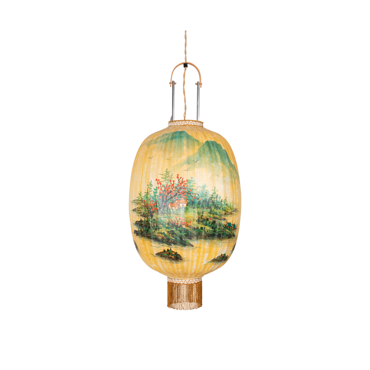 Denne taklampen blir et blikkfang i ethvert rom! Laget på tradisjonelt taiwansk vis er den lanterneformede lampen Traditional Lantern fra Hk living håndmalt og dekorert med et klassisk asiatisk landskapsmotiv, et vakkert kantbånd øverst og lange frynser nederst.