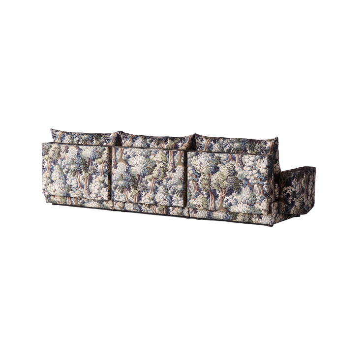 Sofaen Laurel 3-seter fra Dusty Deco er en komfortabel 3-seter med en elegant silhuett – og er like fin fra alle sider.