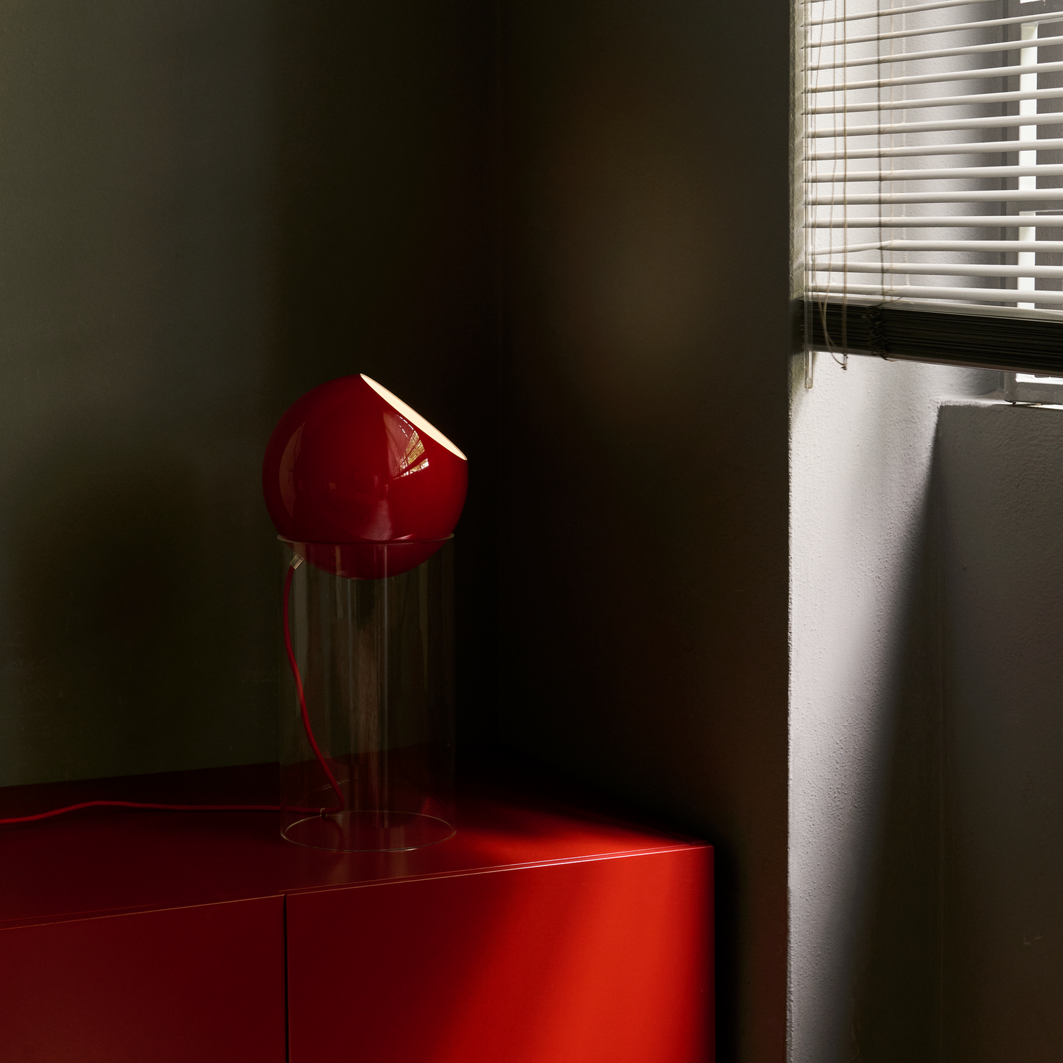 Bord- og gulvlampe Topan TP14 fra &tradition i fargen Vermillon Red