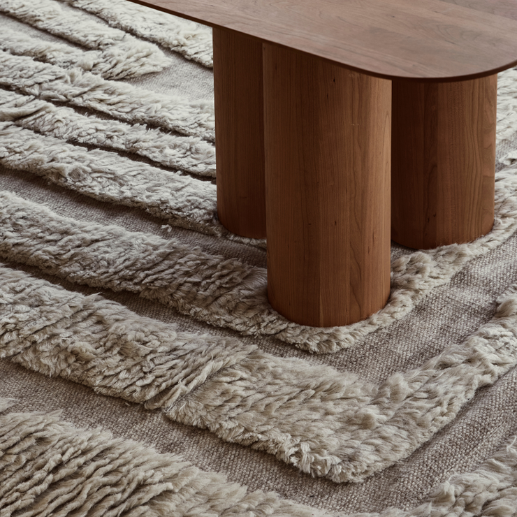 Teppet no.02 fra Cappelen Dimyr står nydelig til møbler i treverk