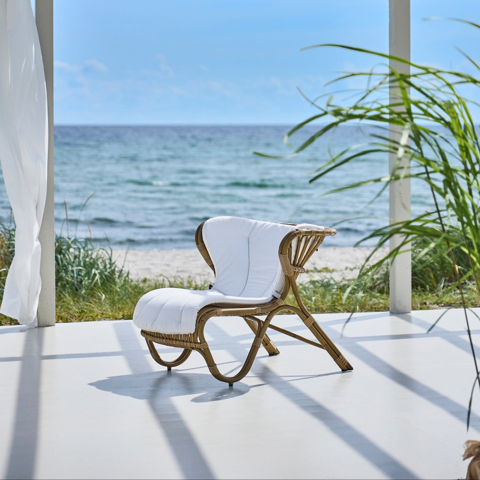 Utestol Fox Lounge Chair fra Sika Design i fargen Antique, med pute