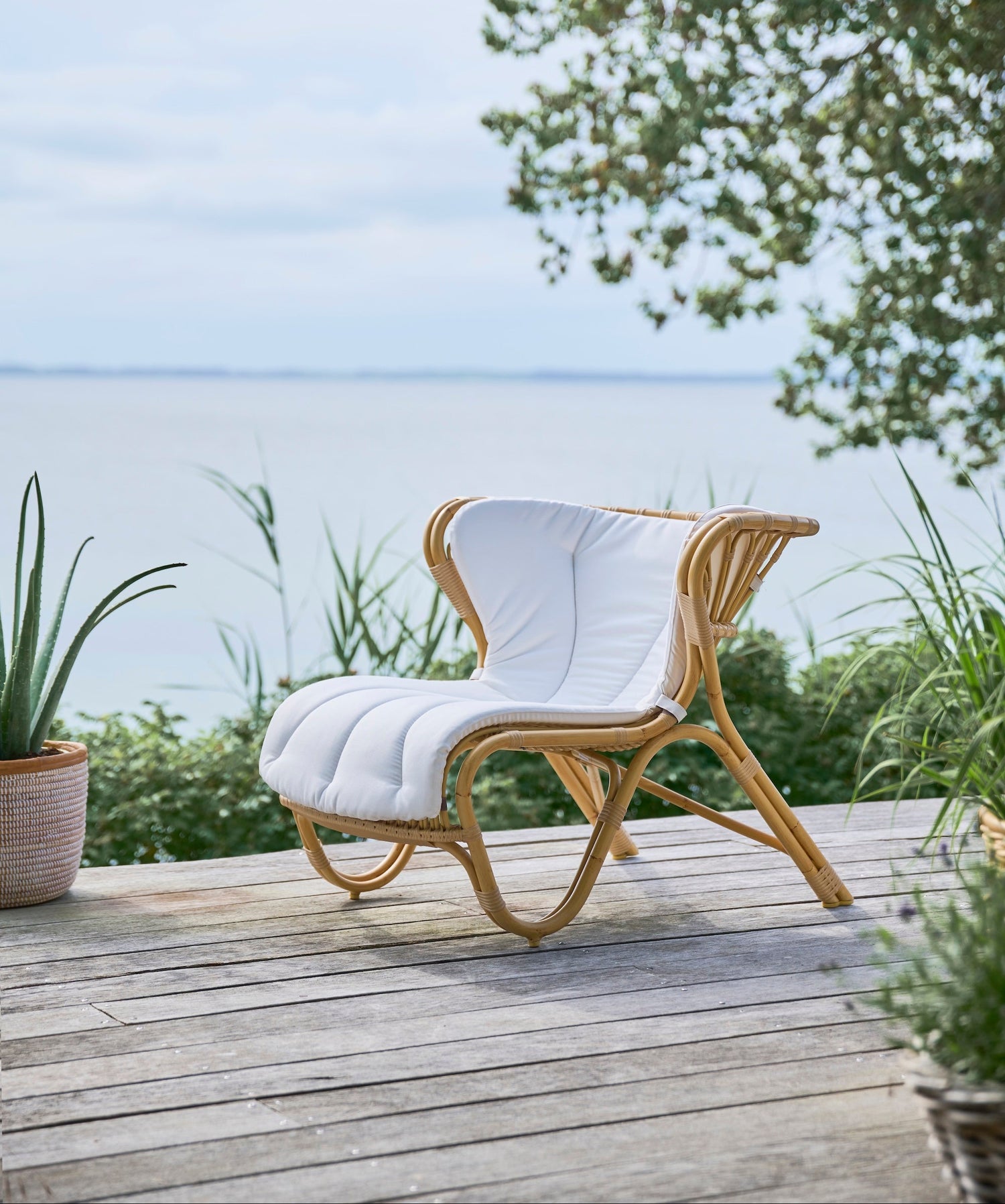 Utestol Fox Lounge Chair fra Sika Design i fargen Natural, med pute