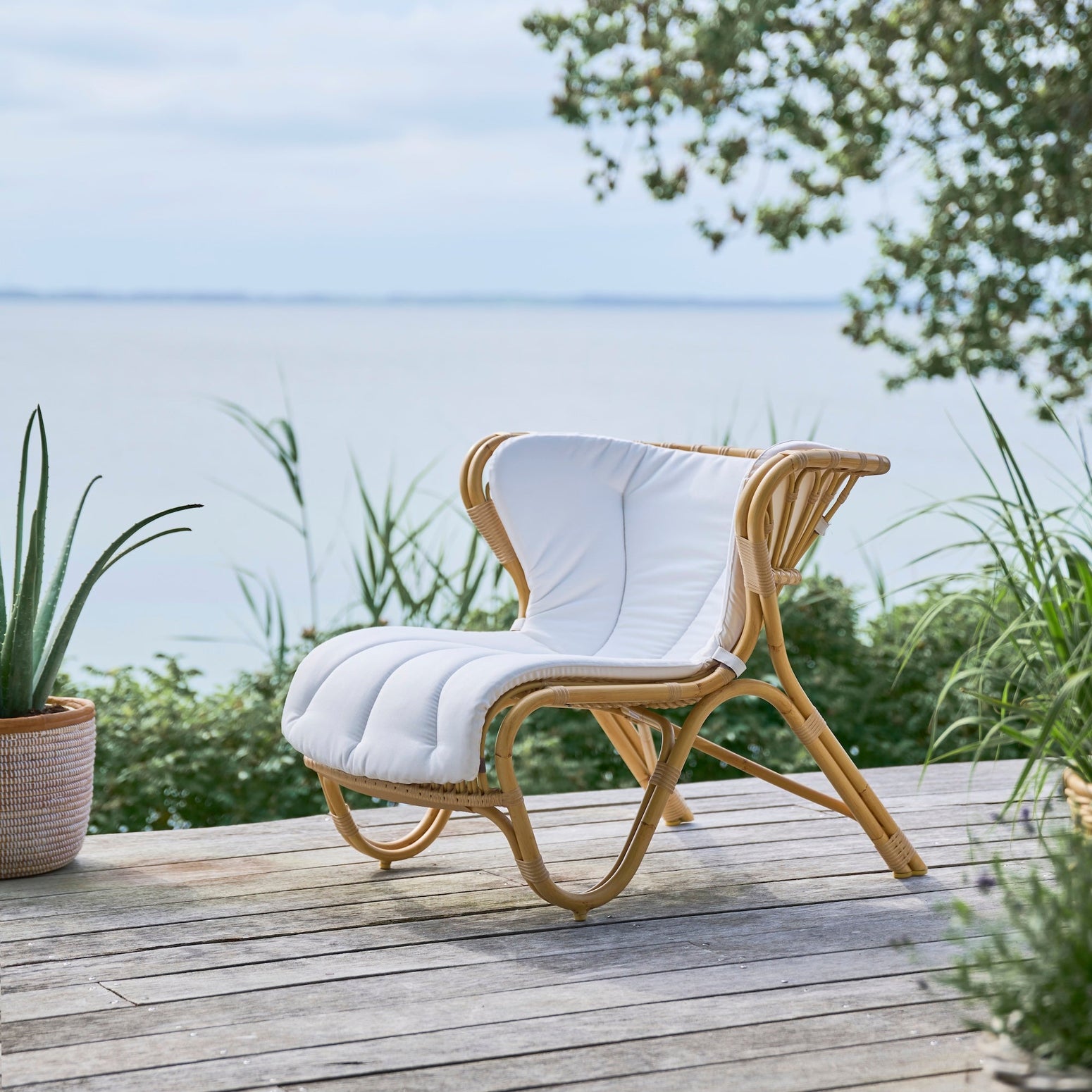 Utestol Fox Lounge Chair fra Sika Design i fargen Natural, med pute