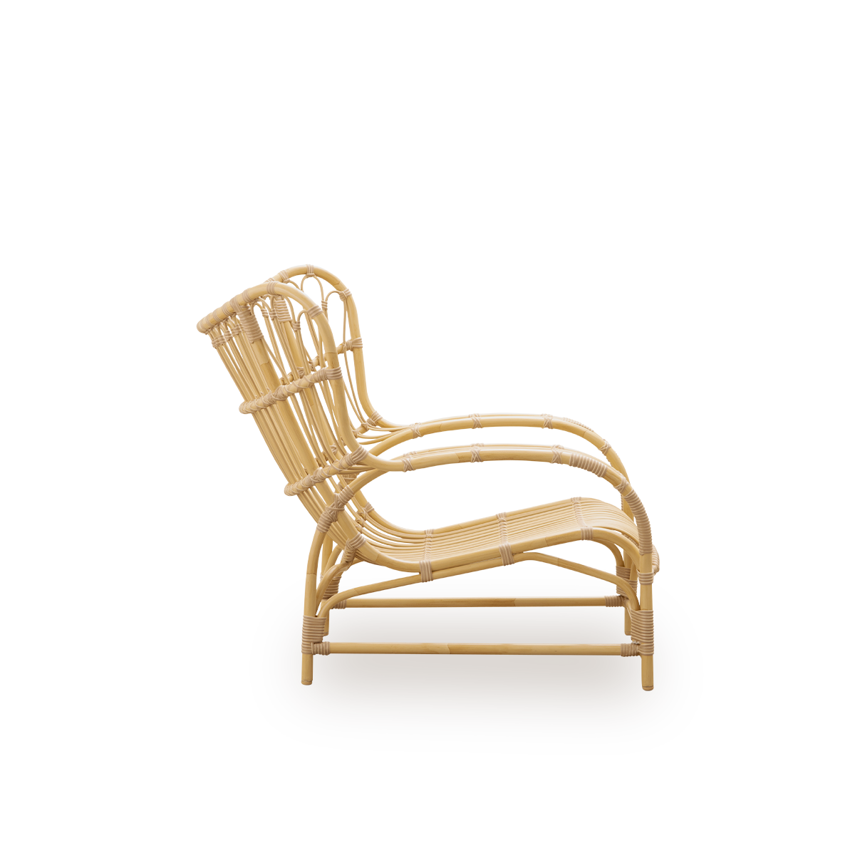 Teddy Lounge Chair fra Sika Design, detaljbilde av kurveform og armstøtte i Alu-Rattan