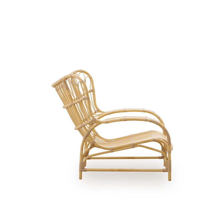 Teddy Lounge Chair fra Sika Design, detaljbilde av kurveform og armstøtte i Alu-Rattan