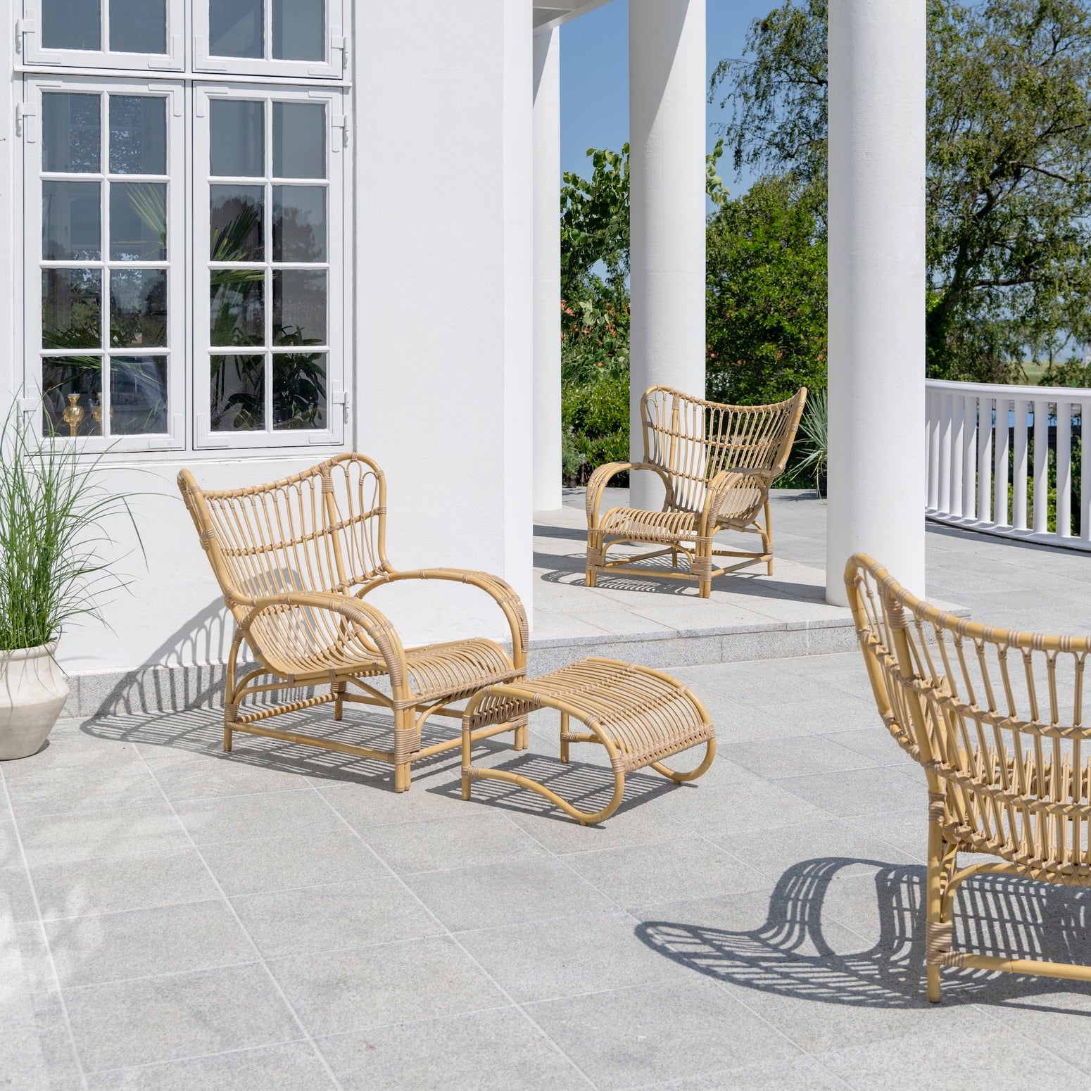 Tre Teddy Lounge Chairs fra Sika Design på terrasse utendørs i naturfarget aluminium