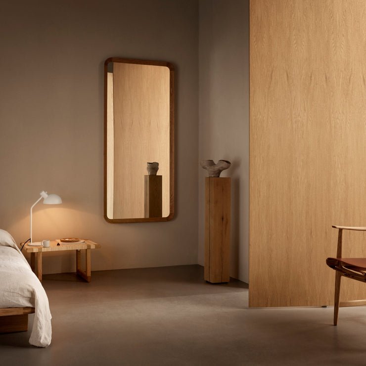 Speil VLA62 Radio House Mirror fra Carl Hansen & Søn ble designet i 1945 av den danske arkitekten VIlhelm Lauritzen, og ble opprinnelig laget til det kongelige rommet i Radiohuset i København.