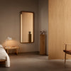 Speil VLA62 Radio House Mirror fra Carl Hansen & Søn ble designet i 1945 av den danske arkitekten VIlhelm Lauritzen, og ble opprinnelig laget til det kongelige rommet i Radiohuset i København.