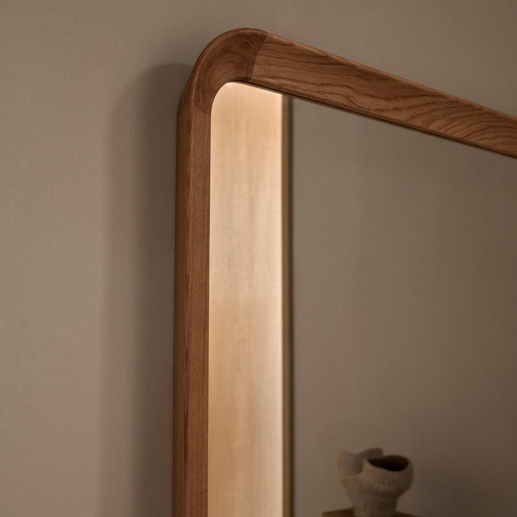 Speilet VLA62 Radio House Mirror fra Carl Hansen & Søn er laget av FSC™-sertifisert heltre eik, og består av åtte nøye sammensatte deler der treverkets årer følger en kontinuerlig linje. 