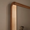 Speilet VLA62 Radio House Mirror fra Carl Hansen & Søn er laget av FSC™-sertifisert heltre eik, og består av åtte nøye sammensatte deler der treverkets årer følger en kontinuerlig linje. 