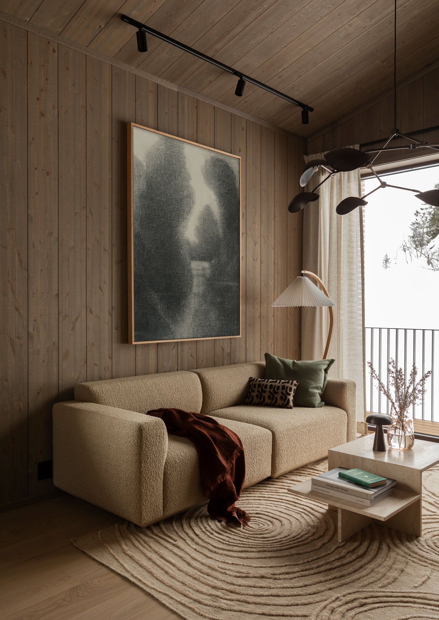 3. Moderne hytte interiør stue: Spill på spennende kontraster i naturmaterialer! Et kunstferdig teppe med en sofa i et uttrykksfullt tekstil står eksempelvis vakkert til tynne lingardiner og sofabord i stein.